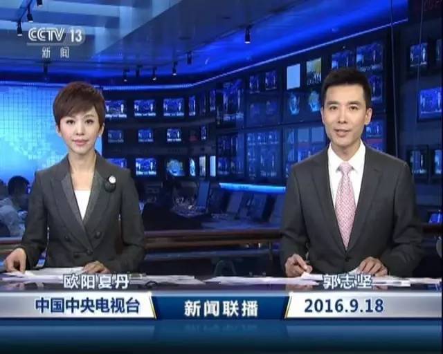 新闻联播播音员：光环背后的专业坚守与时代变迁
