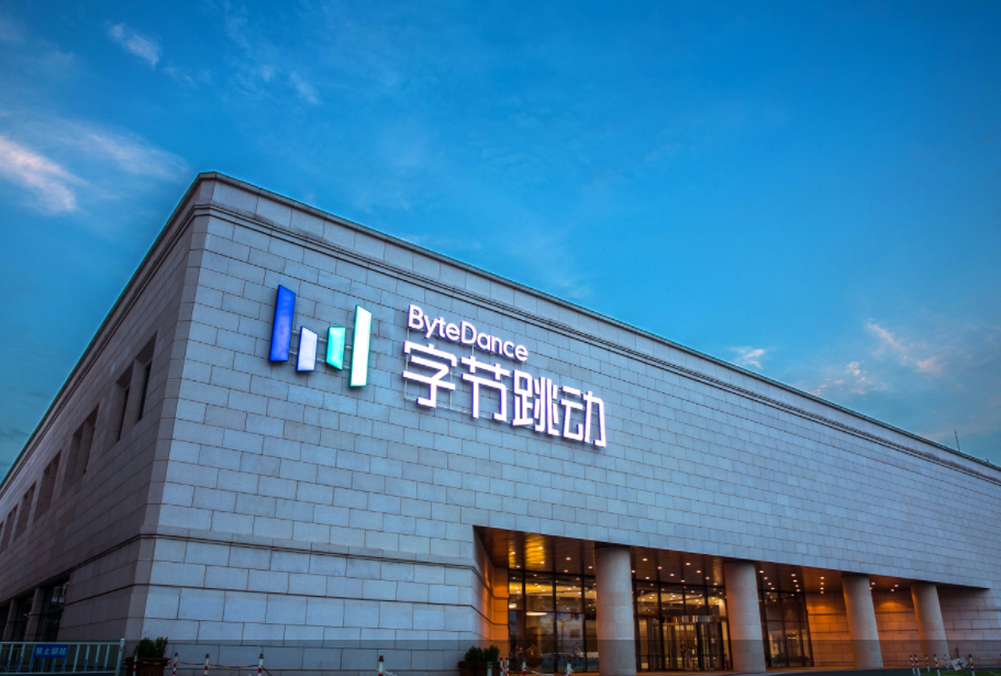 天津电视台新闻频道：暴雨夜的坚守与城市记忆的守望者